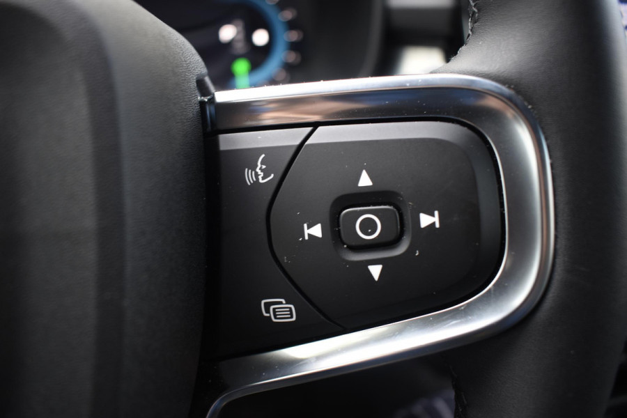 Volvo XC40 B4 211PK automaat Plus Dark / Navigatie / Harman Kardon / Stuur & Stoelverwarming / 19" Velgen / Trekhaak / Elektrische stoelverst. met geheugen