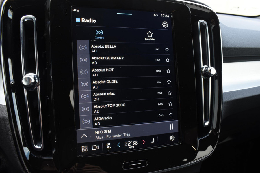 Volvo XC40 B4 211PK automaat Plus Dark / Navigatie / Harman Kardon / Stuur & Stoelverwarming / 19" Velgen / Trekhaak / Elektrische stoelverst. met geheugen