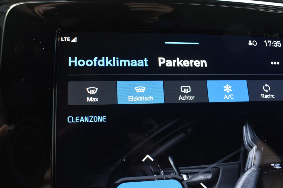 Volvo XC40 B4 211PK automaat Plus Dark / Navigatie / Harman Kardon / Stuur & Stoelverwarming / 19" Velgen / Trekhaak / Elektrische stoelverst. met geheugen