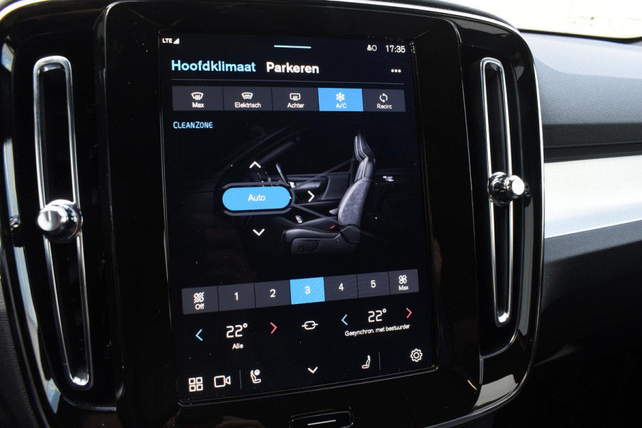 Volvo XC40 B4 211PK automaat Plus Dark / Navigatie / Harman Kardon / Stuur & Stoelverwarming / 19" Velgen / Trekhaak / Elektrische stoelverst. met geheugen