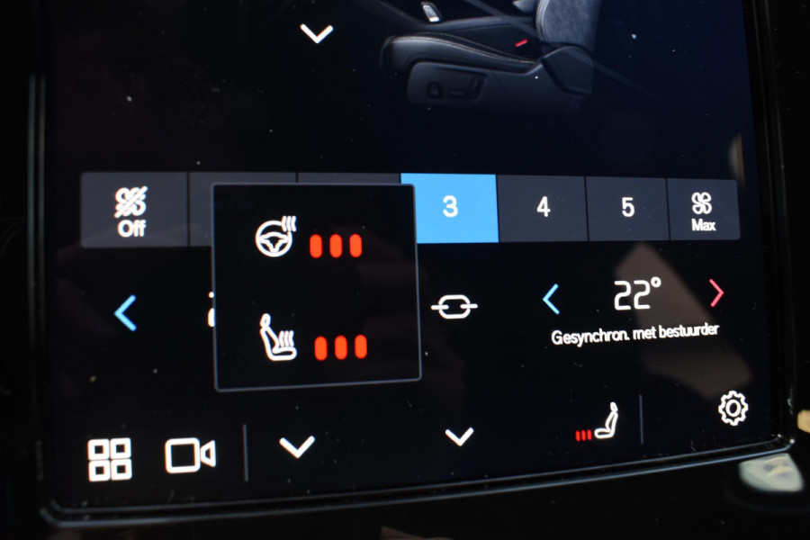 Volvo XC40 B4 211PK automaat Plus Dark / Navigatie / Harman Kardon / Stuur & Stoelverwarming / 19" Velgen / Trekhaak / Elektrische stoelverst. met geheugen