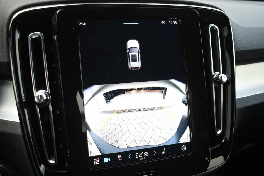 Volvo XC40 B4 211PK automaat Plus Dark / Navigatie / Harman Kardon / Stuur & Stoelverwarming / 19" Velgen / Trekhaak / Elektrische stoelverst. met geheugen