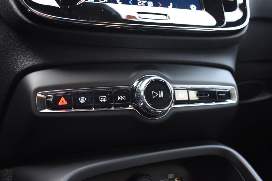 Volvo XC40 B4 211PK automaat Plus Dark / Navigatie / Harman Kardon / Stuur & Stoelverwarming / 19" Velgen / Trekhaak / Elektrische stoelverst. met geheugen
