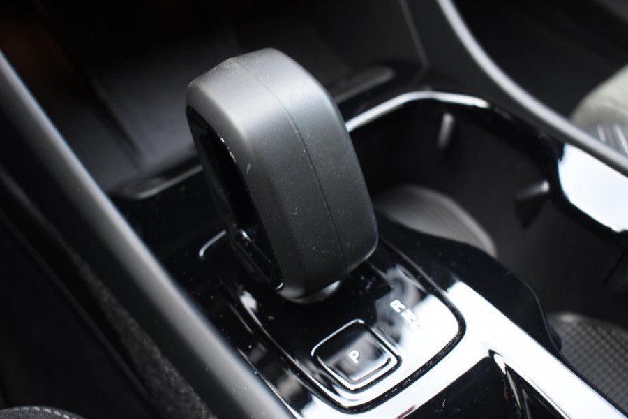 Volvo XC40 B4 211PK automaat Plus Dark / Navigatie / Harman Kardon / Stuur & Stoelverwarming / 19" Velgen / Trekhaak / Elektrische stoelverst. met geheugen