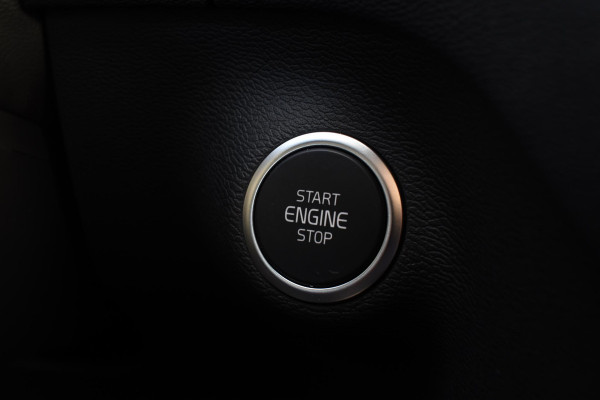 Volvo XC40 B4 211PK automaat Plus Dark / Navigatie / Harman Kardon / Stuur & Stoelverwarming / 19" Velgen / Trekhaak / Elektrische stoelverst. met geheugen