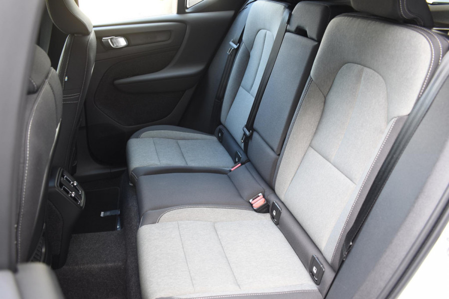 Volvo XC40 B4 211PK automaat Plus Dark / Navigatie / Harman Kardon / Stuur & Stoelverwarming / 19" Velgen / Trekhaak / Elektrische stoelverst. met geheugen