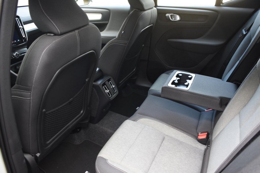 Volvo XC40 B4 211PK automaat Plus Dark / Navigatie / Harman Kardon / Stuur & Stoelverwarming / 19" Velgen / Trekhaak / Elektrische stoelverst. met geheugen