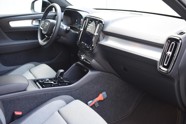 Volvo XC40 B4 211PK automaat Plus Dark / Navigatie / Harman Kardon / Stuur & Stoelverwarming / 19" Velgen / Trekhaak / Elektrische stoelverst. met geheugen