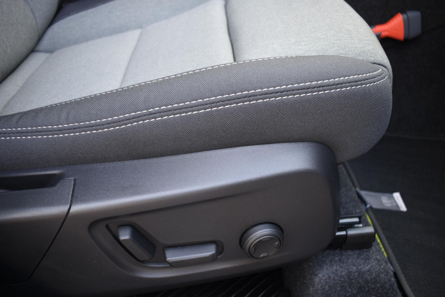 Volvo XC40 B4 211PK automaat Plus Dark / Navigatie / Harman Kardon / Stuur & Stoelverwarming / 19" Velgen / Trekhaak / Elektrische stoelverst. met geheugen