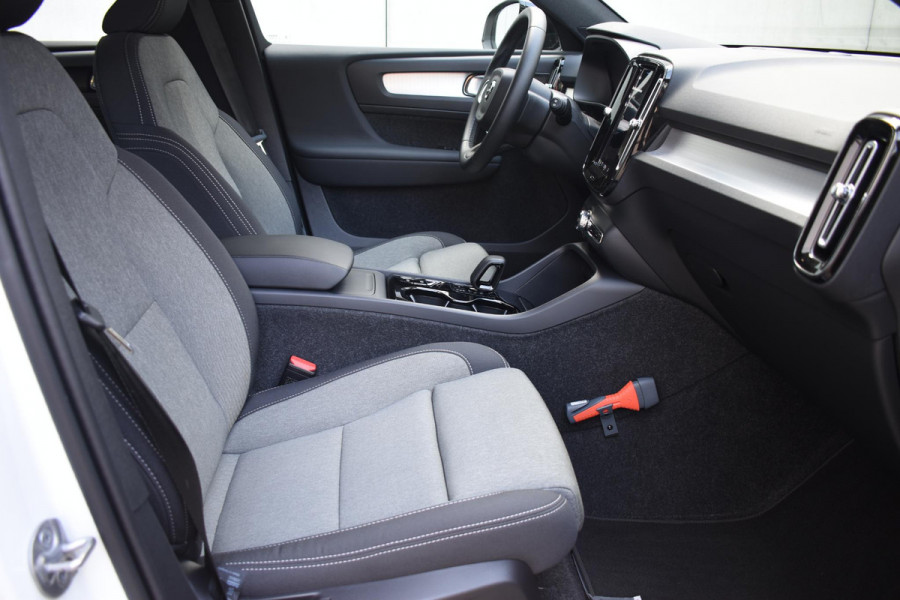 Volvo XC40 B4 211PK automaat Plus Dark / Navigatie / Harman Kardon / Stuur & Stoelverwarming / 19" Velgen / Trekhaak / Elektrische stoelverst. met geheugen