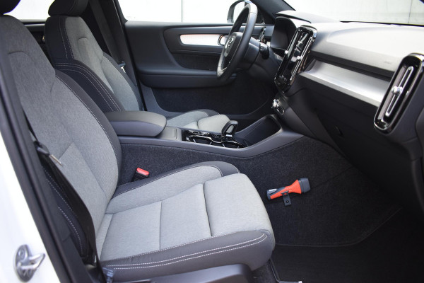Volvo XC40 B4 211PK automaat Plus Dark / Navigatie / Harman Kardon / Stuur & Stoelverwarming / 19" Velgen / Trekhaak / Elektrische stoelverst. met geheugen