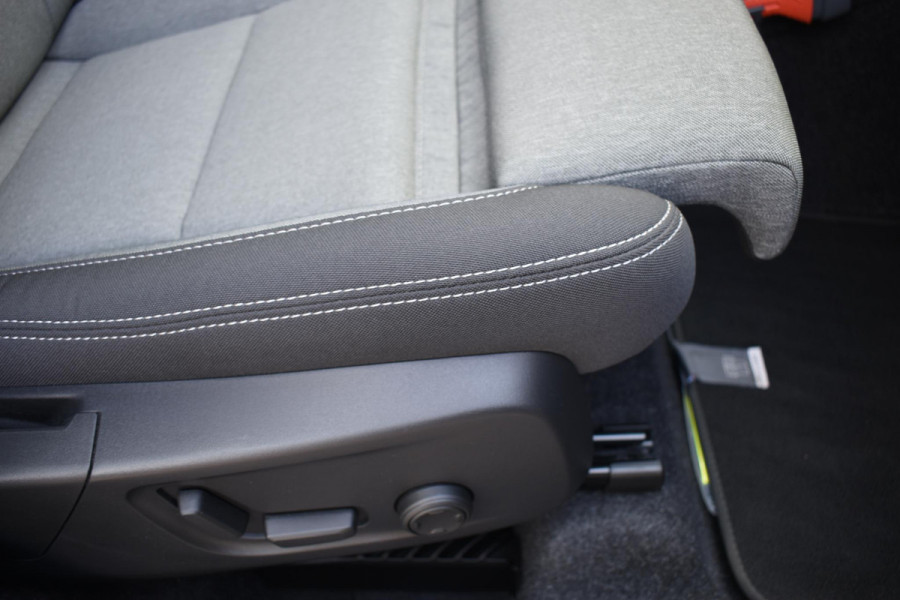 Volvo XC40 B4 211PK automaat Plus Dark / Navigatie / Harman Kardon / Stuur & Stoelverwarming / 19" Velgen / Trekhaak / Elektrische stoelverst. met geheugen