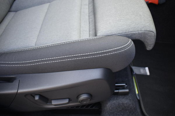 Volvo XC40 B4 211PK automaat Plus Dark / Navigatie / Harman Kardon / Stuur & Stoelverwarming / 19" Velgen / Trekhaak / Elektrische stoelverst. met geheugen