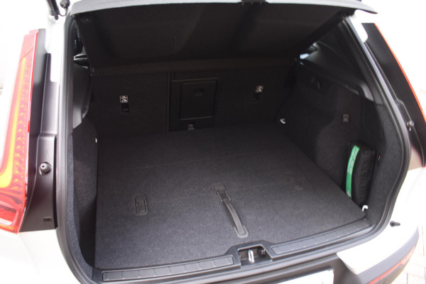 Volvo XC40 B4 211PK automaat Plus Dark / Navigatie / Harman Kardon / Stuur & Stoelverwarming / 19" Velgen / Trekhaak / Elektrische stoelverst. met geheugen