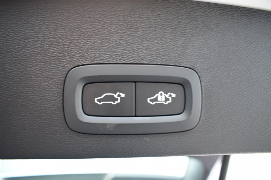 Volvo XC40 B4 211PK automaat Plus Dark / Navigatie / Harman Kardon / Stuur & Stoelverwarming / 19" Velgen / Trekhaak / Elektrische stoelverst. met geheugen