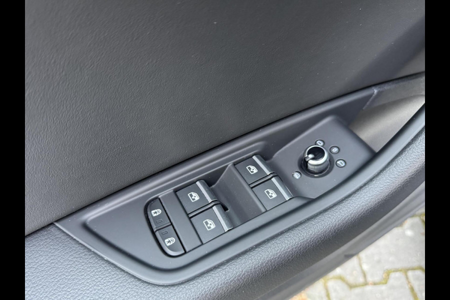 Audi A4 Avant 35 TFSI S edition Competition Automaat | Zwart optiek | Stoelverwarming | Google Navigatie | Apple CarPlay | Getint glas |