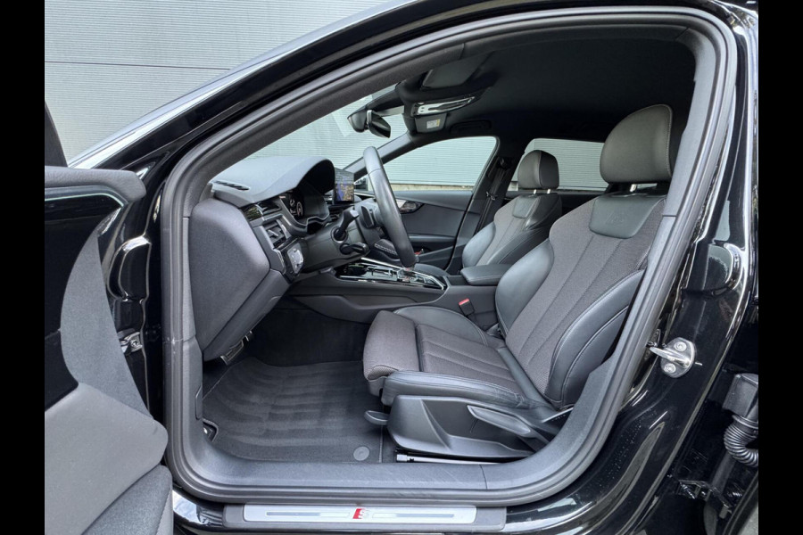 Audi A4 Avant 35 TFSI S edition Competition Automaat | Zwart optiek | Stoelverwarming | Google Navigatie | Apple CarPlay | Getint glas |