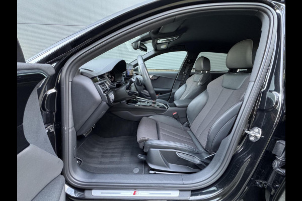 Audi A4 Avant 35 TFSI S edition Competition Automaat | Zwart optiek | Stoelverwarming | Google Navigatie | Apple CarPlay | Getint glas |