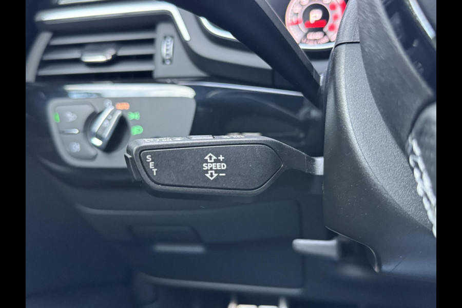 Audi A4 Avant 35 TFSI S edition Competition Automaat | Zwart optiek | Stoelverwarming | Google Navigatie | Apple CarPlay | Getint glas |