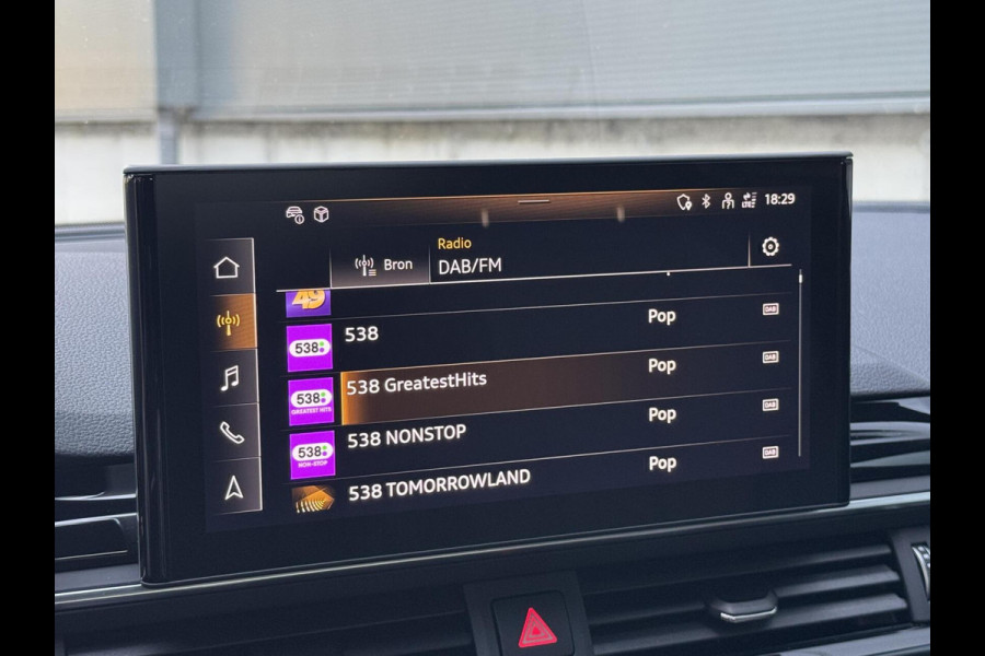 Audi A4 Avant 35 TFSI S edition Competition Automaat | Zwart optiek | Stoelverwarming | Google Navigatie | Apple CarPlay | Getint glas |