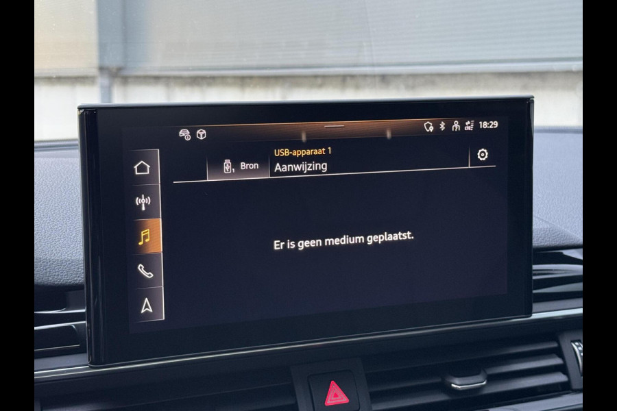 Audi A4 Avant 35 TFSI S edition Competition Automaat | Zwart optiek | Stoelverwarming | Google Navigatie | Apple CarPlay | Getint glas |