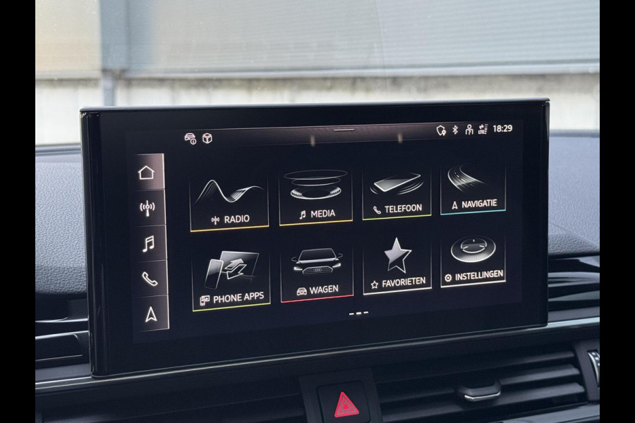 Audi A4 Avant 35 TFSI S edition Competition Automaat | Zwart optiek | Stoelverwarming | Google Navigatie | Apple CarPlay | Getint glas |