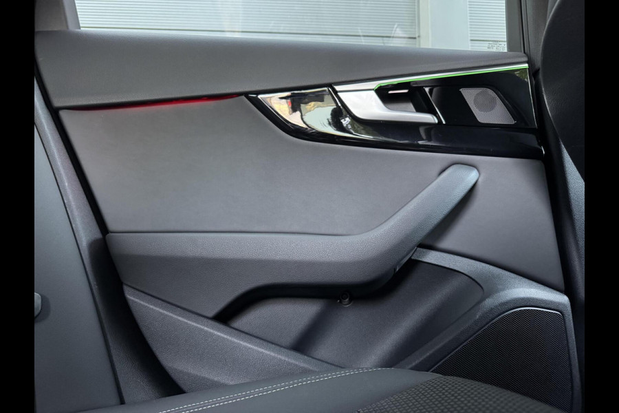 Audi A4 Avant 35 TFSI S edition Competition Automaat | Zwart optiek | Stoelverwarming | Google Navigatie | Apple CarPlay | Getint glas |
