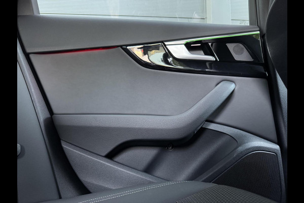 Audi A4 Avant 35 TFSI S edition Competition Automaat | Zwart optiek | Stoelverwarming | Google Navigatie | Apple CarPlay | Getint glas |