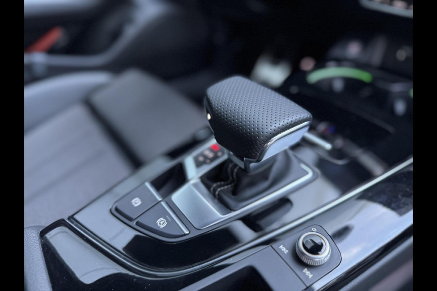 Audi A4 Avant 35 TFSI S edition Competition Automaat | Zwart optiek | Stoelverwarming | Google Navigatie | Apple CarPlay | Getint glas |