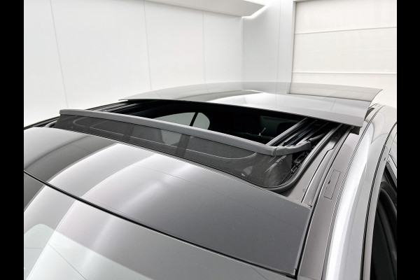 Mercedes-Benz C-Klasse 300 e Business Solution AMG | Trekhaak | Middenconsole metaalstructuur | Nightpakket | Panoramaschuifdak | Smartphone integratie | Parkeerpakket met 360°-camera | 19" multispaaks AMG-velgen |