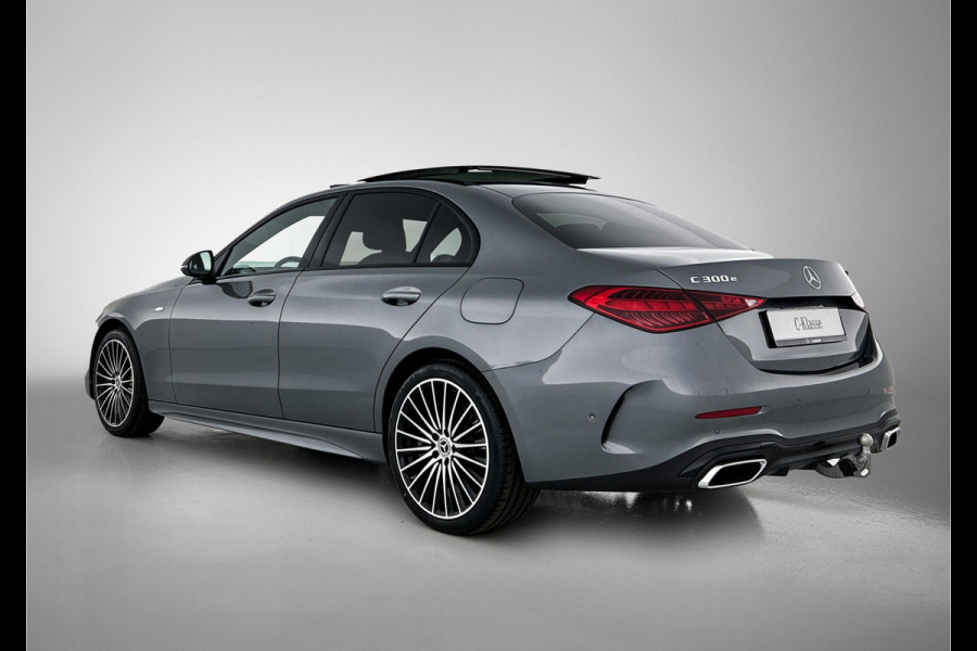 Mercedes-Benz C-Klasse 300 e Business Solution AMG | Trekhaak | Middenconsole metaalstructuur | Nightpakket | Panoramaschuifdak | Smartphone integratie | Parkeerpakket met 360°-camera | 19" multispaaks AMG-velgen |
