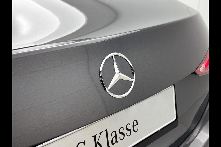 Mercedes-Benz C-Klasse 300 e Business Solution AMG | Trekhaak | Middenconsole metaalstructuur | Nightpakket | Panoramaschuifdak | Smartphone integratie | Parkeerpakket met 360°-camera | 19" multispaaks AMG-velgen |