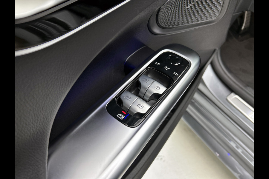 Mercedes-Benz C-Klasse 300 e Business Solution AMG | Trekhaak | Middenconsole metaalstructuur | Nightpakket | Panoramaschuifdak | Smartphone integratie | Parkeerpakket met 360°-camera | 19" multispaaks AMG-velgen |