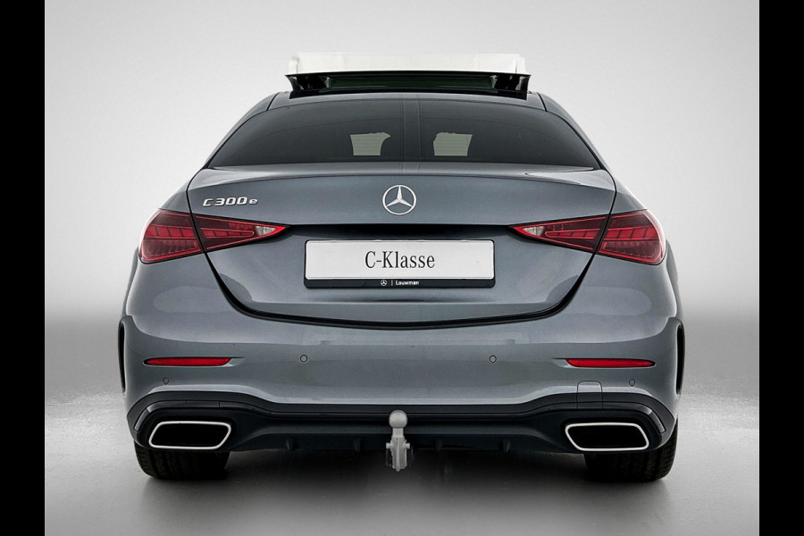 Mercedes-Benz C-Klasse 300 e Business Solution AMG | Trekhaak | Middenconsole metaalstructuur | Nightpakket | Panoramaschuifdak | Smartphone integratie | Parkeerpakket met 360°-camera | 19" multispaaks AMG-velgen |