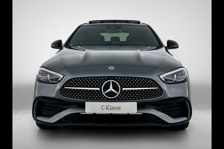 Mercedes-Benz C-Klasse 300 e Business Solution AMG | Trekhaak | Middenconsole metaalstructuur | Nightpakket | Panoramaschuifdak | Smartphone integratie | Parkeerpakket met 360°-camera | 19" multispaaks AMG-velgen |