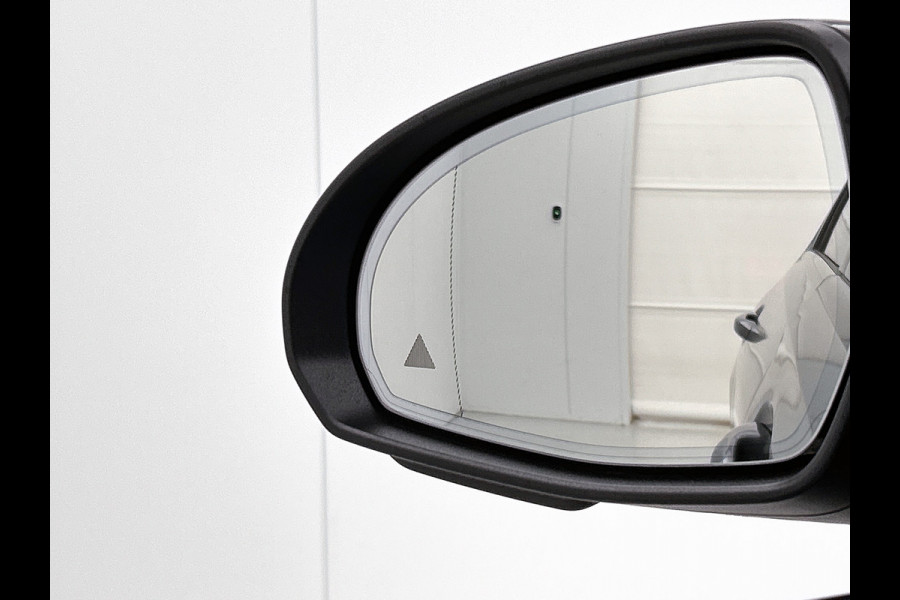 Mercedes-Benz C-Klasse 300 e Business Solution AMG | Trekhaak | Middenconsole metaalstructuur | Nightpakket | Panoramaschuifdak | Smartphone integratie | Parkeerpakket met 360°-camera | 19" multispaaks AMG-velgen |