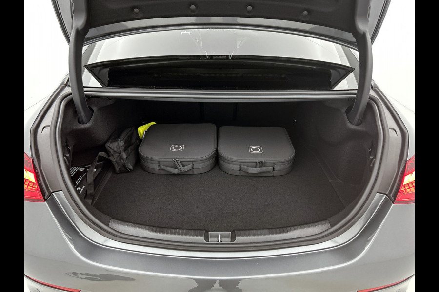 Mercedes-Benz C-Klasse 300 e Business Solution AMG | Trekhaak | Middenconsole metaalstructuur | Nightpakket | Panoramaschuifdak | Smartphone integratie | Parkeerpakket met 360°-camera | 19" multispaaks AMG-velgen |