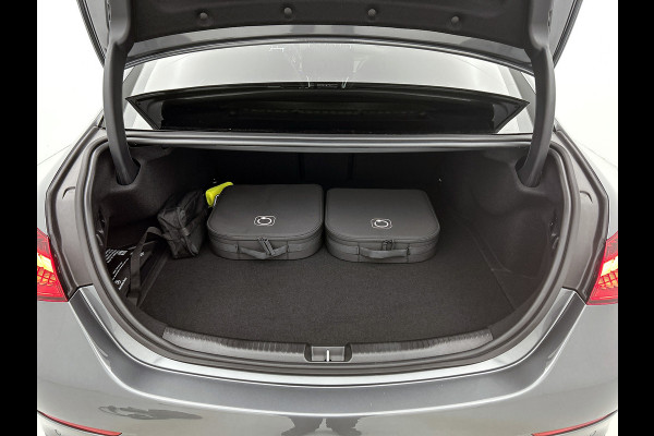 Mercedes-Benz C-Klasse 300 e Business Solution AMG | Trekhaak | Middenconsole metaalstructuur | Nightpakket | Panoramaschuifdak | Smartphone integratie | Parkeerpakket met 360°-camera | 19" multispaaks AMG-velgen |