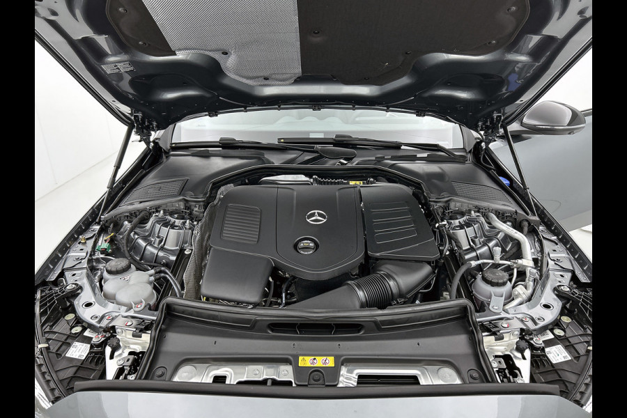 Mercedes-Benz C-Klasse 300 e Business Solution AMG | Trekhaak | Middenconsole metaalstructuur | Nightpakket | Panoramaschuifdak | Smartphone integratie | Parkeerpakket met 360°-camera | 19" multispaaks AMG-velgen |