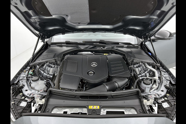 Mercedes-Benz C-Klasse 300 e Business Solution AMG | Trekhaak | Middenconsole metaalstructuur | Nightpakket | Panoramaschuifdak | Smartphone integratie | Parkeerpakket met 360°-camera | 19" multispaaks AMG-velgen |