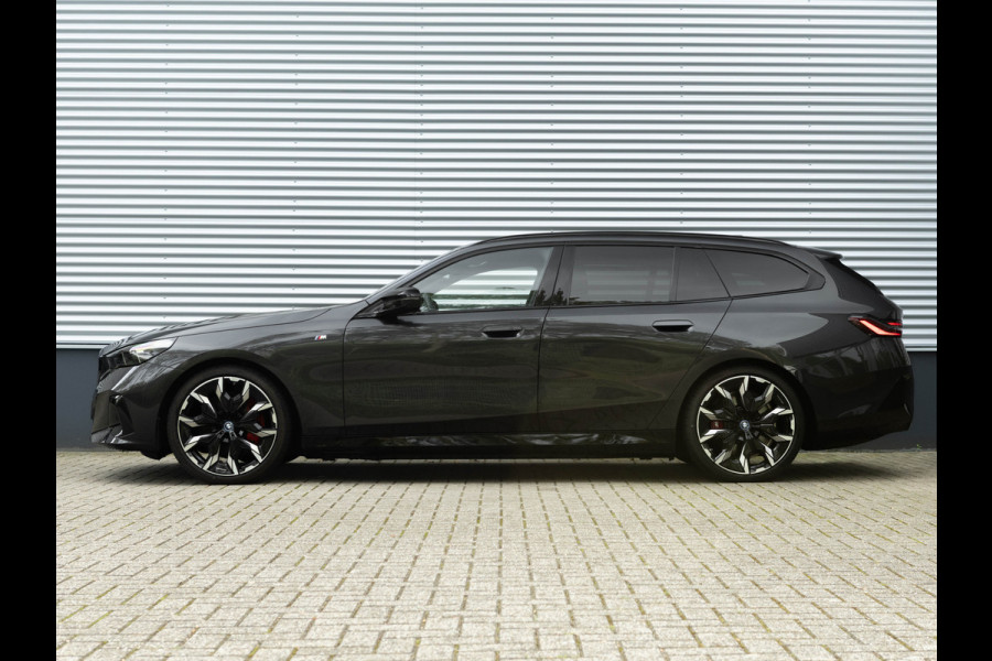 BMW i5 Touring M60 xDrive - Pano - Trekhaak - Driving Ass Prof - Onderstel Prof - Harman Kardon