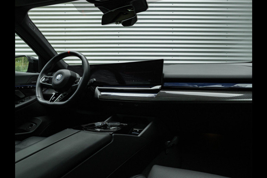 BMW i5 Touring M60 xDrive - Pano - Trekhaak - Driving Ass Prof - Onderstel Prof - Harman Kardon