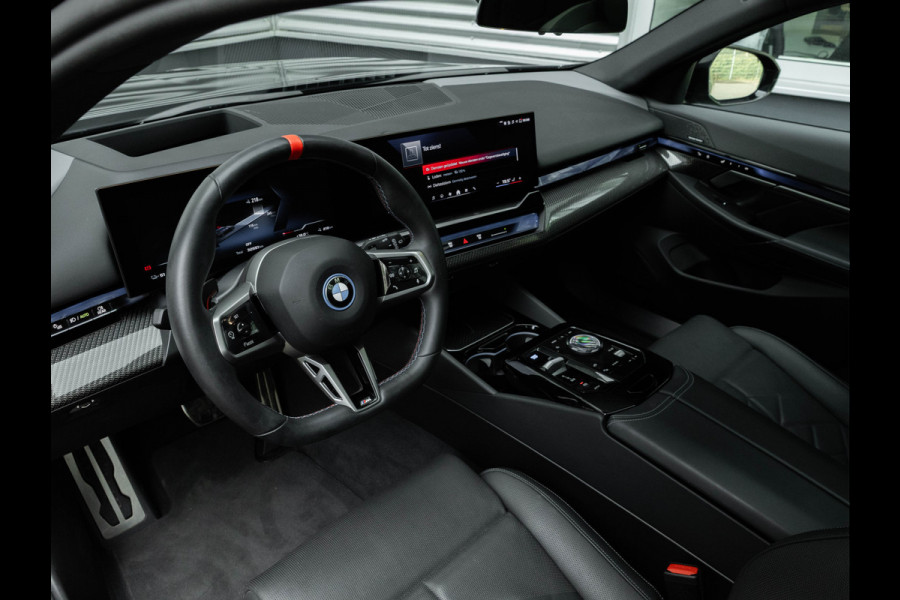 BMW i5 Touring M60 xDrive - Pano - Trekhaak - Driving Ass Prof - Onderstel Prof - Harman Kardon