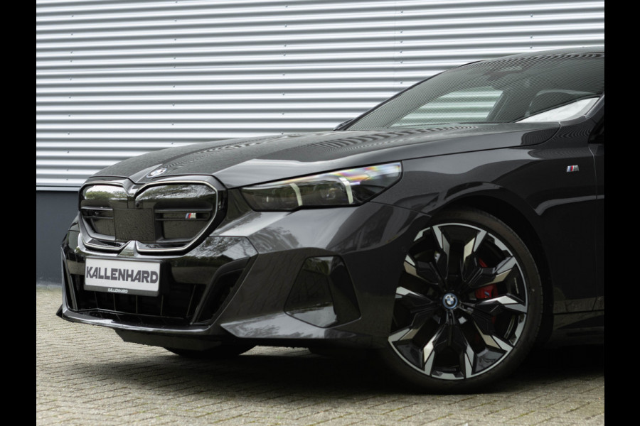 BMW i5 Touring M60 xDrive - Pano - Trekhaak - Driving Ass Prof - Onderstel Prof - Harman Kardon