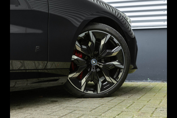 BMW i5 Touring M60 xDrive - Pano - Trekhaak - Driving Ass Prof - Onderstel Prof - Harman Kardon