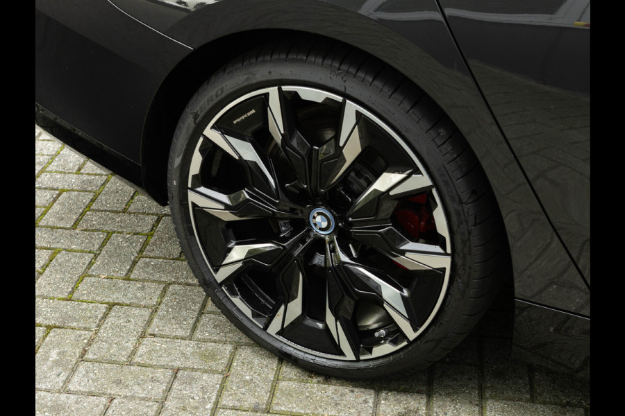 BMW i5 Touring M60 xDrive - Pano - Trekhaak - Driving Ass Prof - Onderstel Prof - Harman Kardon