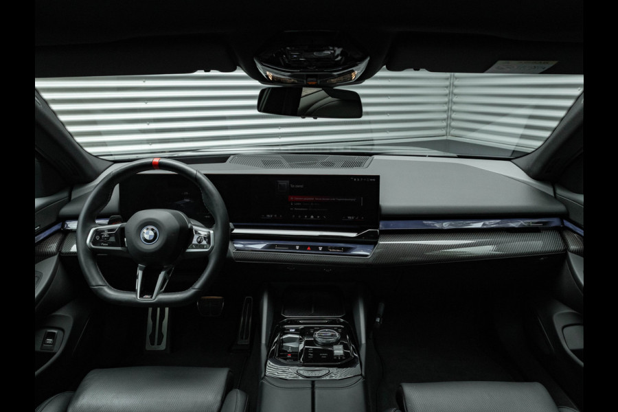 BMW i5 Touring M60 xDrive - Pano - Trekhaak - Driving Ass Prof - Onderstel Prof - Harman Kardon