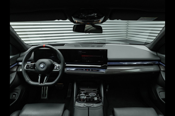 BMW i5 Touring M60 xDrive - Pano - Trekhaak - Driving Ass Prof - Onderstel Prof - Harman Kardon