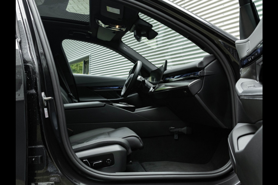 BMW i5 Touring M60 xDrive - Pano - Trekhaak - Driving Ass Prof - Onderstel Prof - Harman Kardon
