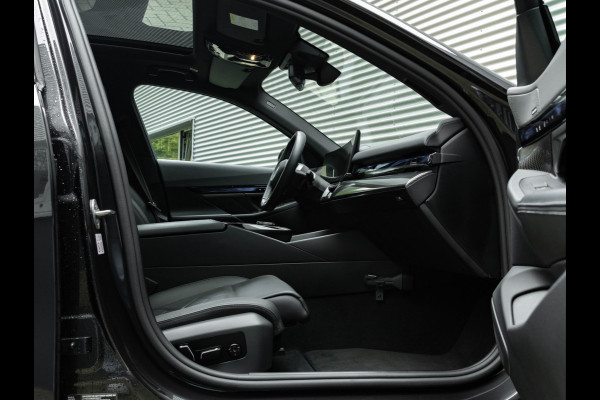 BMW i5 Touring M60 xDrive - Pano - Trekhaak - Driving Ass Prof - Onderstel Prof - Harman Kardon